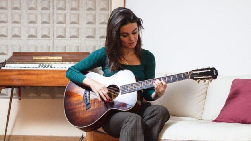 Susu, en el estudio con su guitarra.