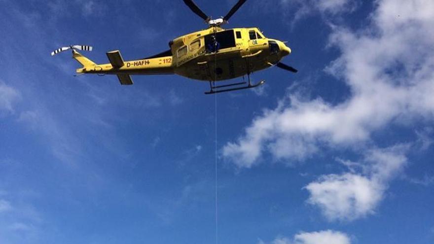 Rescatado un hombre tras caer rodando unos 40 metros desde la cima del Peñón