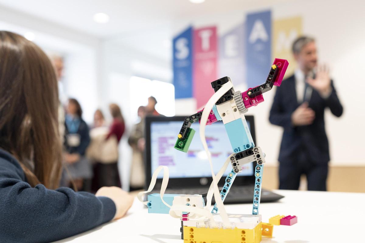 En este espacio, los alumnos trabajan en proyectos reales que conectan el currículo con la práctica.