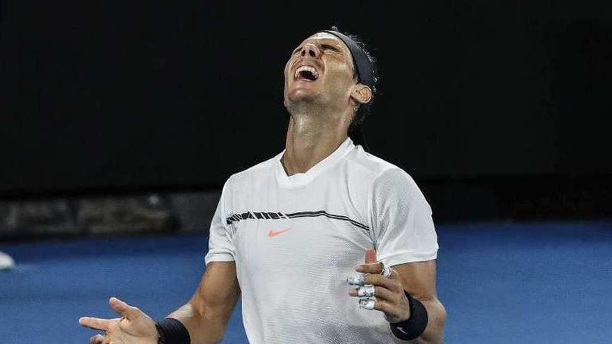 Nadal estalla de alegría y se pone de rodillas para celebra su triunfo.