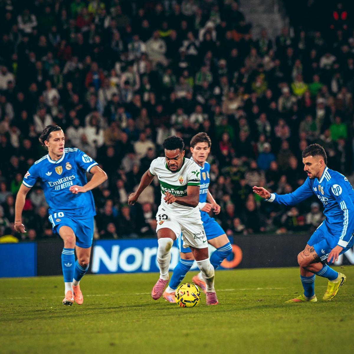 Grady Diang deja atrás a Álvaro Carreras, Fran García y Dani Ceballos en una conducción.