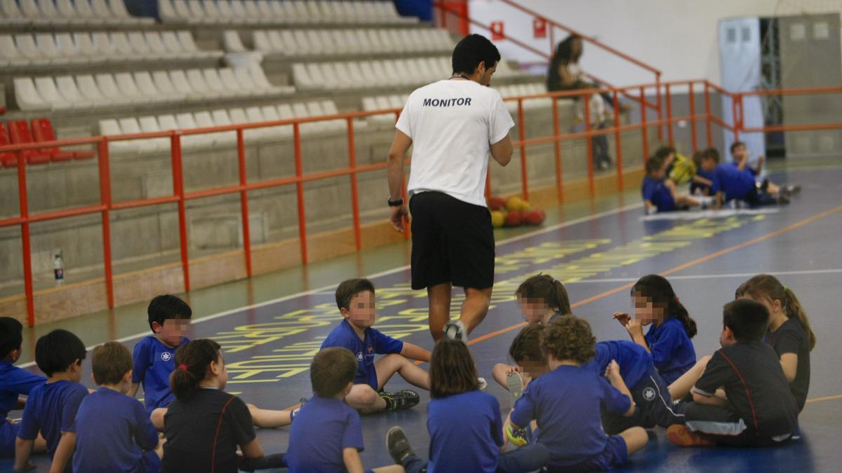 Imagen de archivo de un grupo de alumnos y un monitor de las actividades deportivas municipales de Orihuela