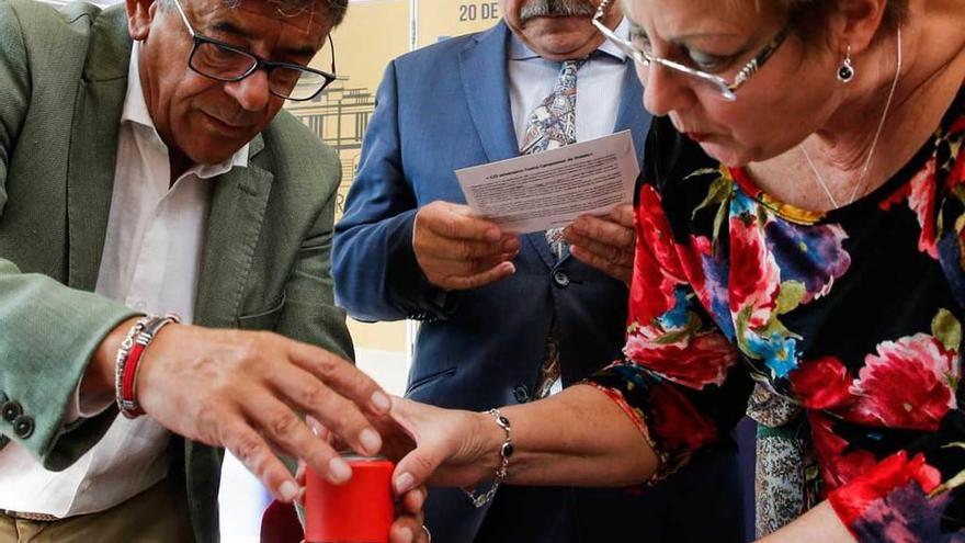 Por la izquierda, Roberto Sánchez Ramos, Wenceslao López y Felicidad Castilla, con el matasellos.