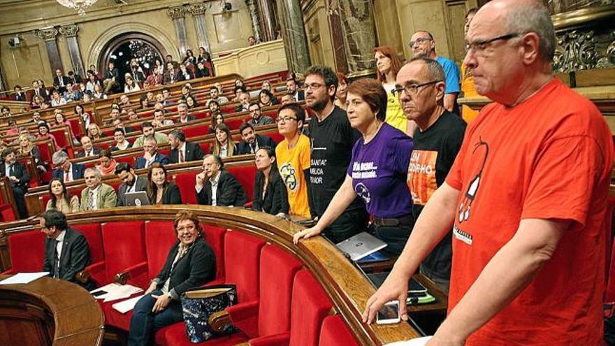 Els diputats de Catalunya Sí que es Pot van quedar drets durant la votació