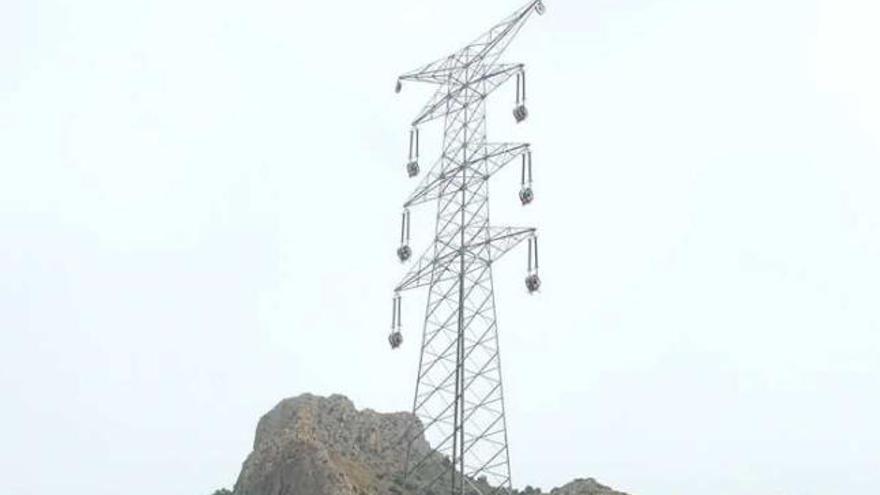 Una de las torres de 55 metros de altura que salpican Cabeçó y que han sido declaradas ilegales.