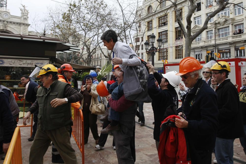 José Pérez, a hombros, al acabar su primer disparo.