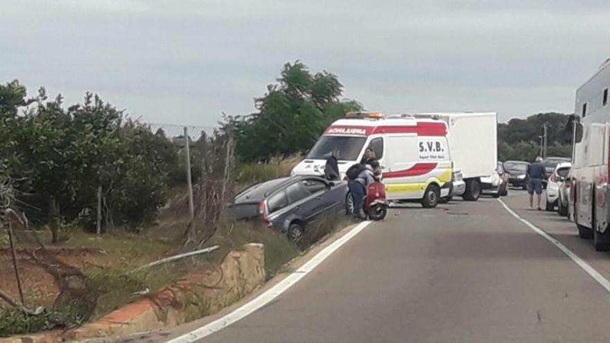 Dos heridos al colisionar dos coches y una camioneta en Moncada