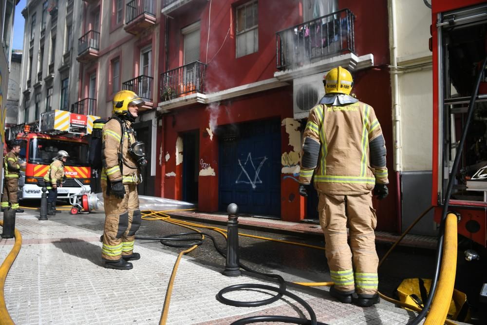 La alerta por el fuego originado en el establecimiento se registró en Emerxencias 112 a las 15.30 horas de este viernes, 14 de septiembre de 2018.