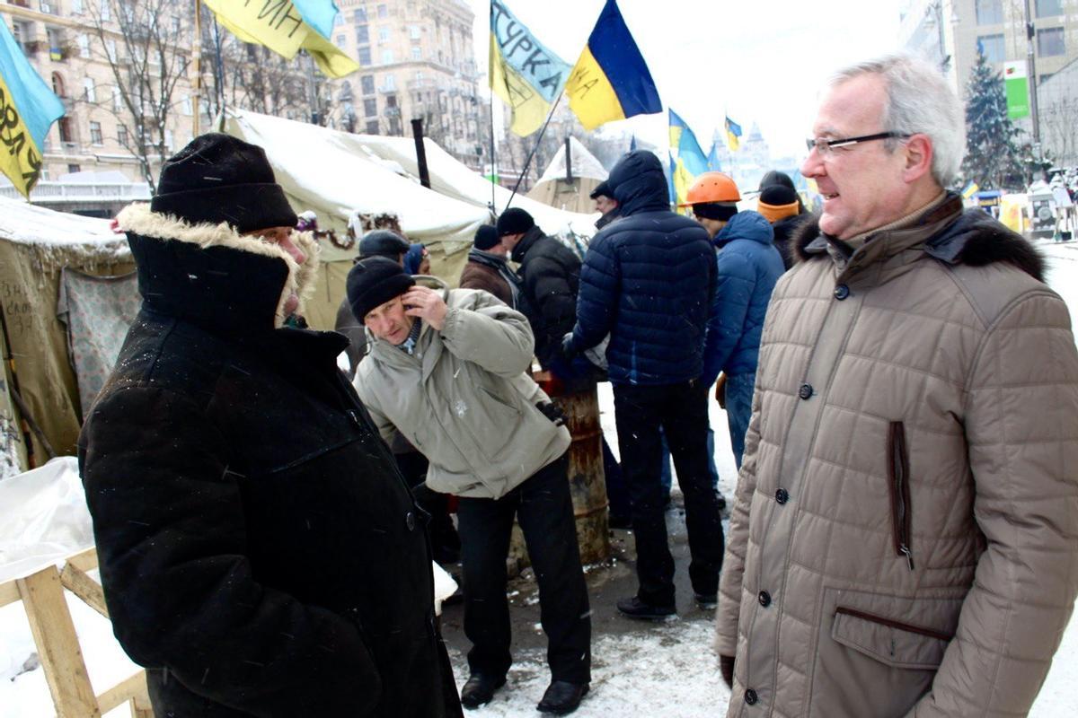 Ramón Luis Valcárcel en Kiev en enero de 2014 hablando con un manifestante