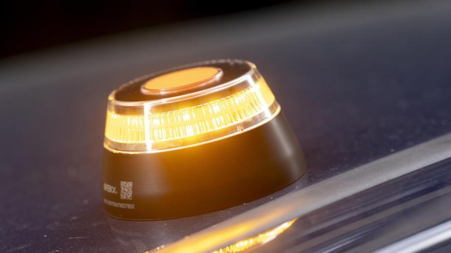 Baliza V16 de emergencia para vehículos, a 21 de noviembre de 2025, en Madrid (España). La baliza V16 conectada será obligatoria a partir del 1 de enero de 2026 para señalizar averías o situaciones de emergencia en carretera, en sustitución de los triángu