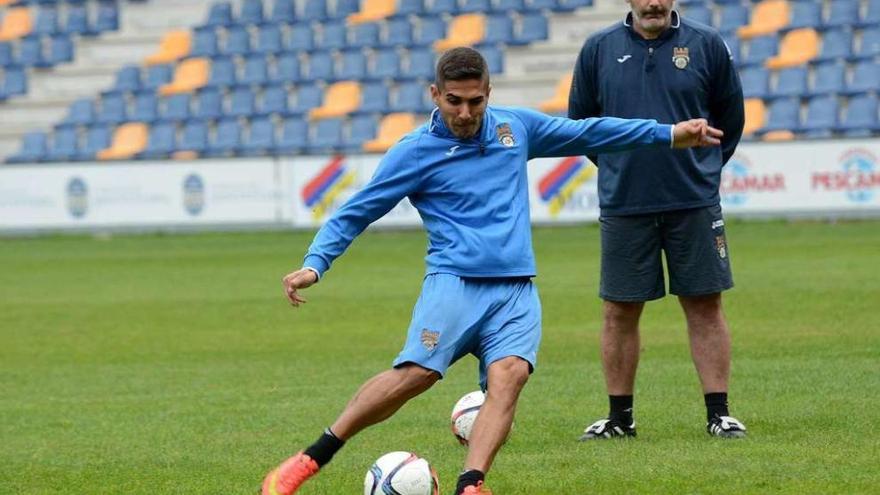 Borjas Martín prueba lanzamientos a puerta durante un entrenamiento en Pasarón. // Rafa Vázquez