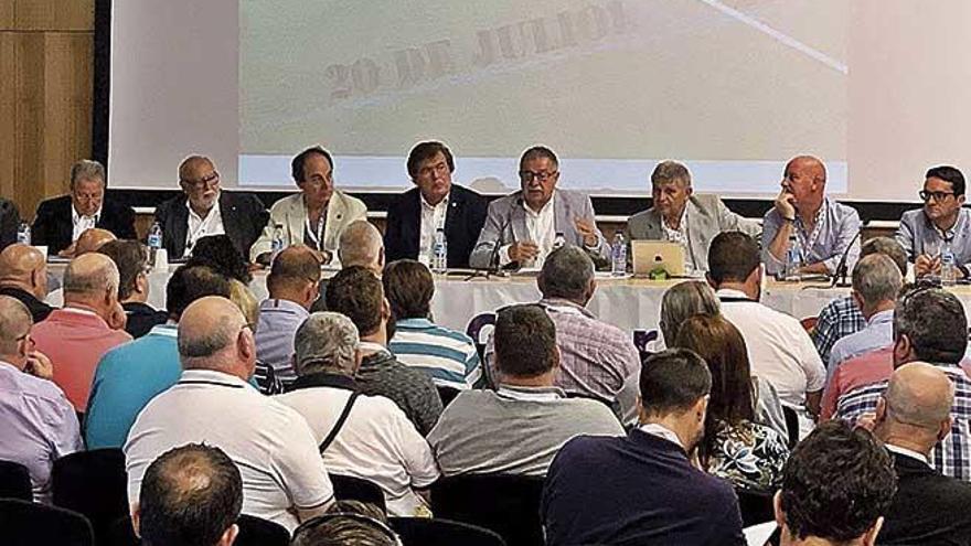 Vista general de la mesa presidencial de la asamblea de la FFIB celebrada ayer en Palma.
