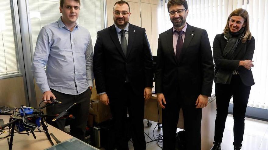 Por la izquierda, Javier Labrada, Adrián Barbón, Enrique Fernández y Eva Pando, en la sede de Seerstems en Gijón.