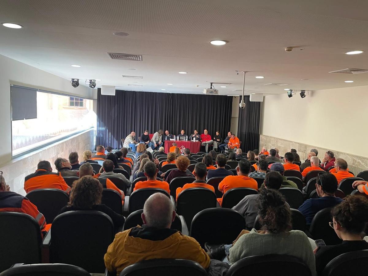 Un momento de la asamblea de trabajadores.