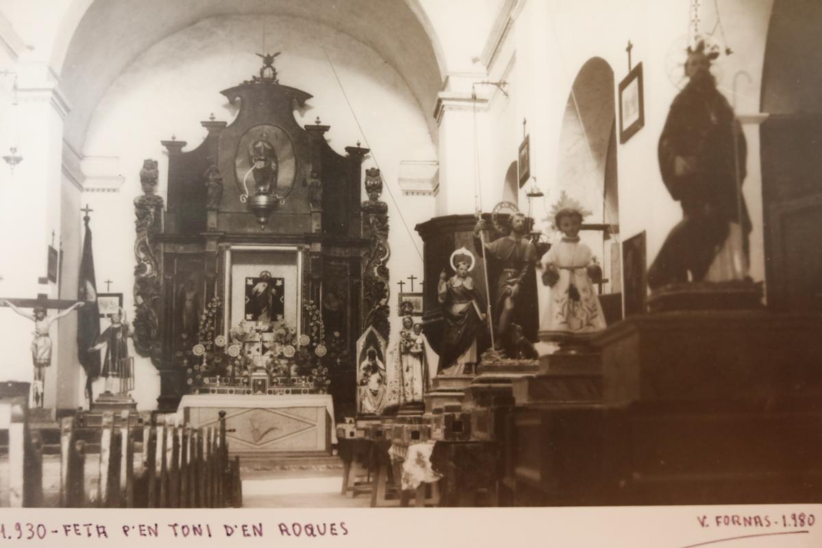 Imagen antigua datada en 1930 en la que se ve el 'Bon Jesuset', a la derecha, en la Iglesia de Sant Llorenç.