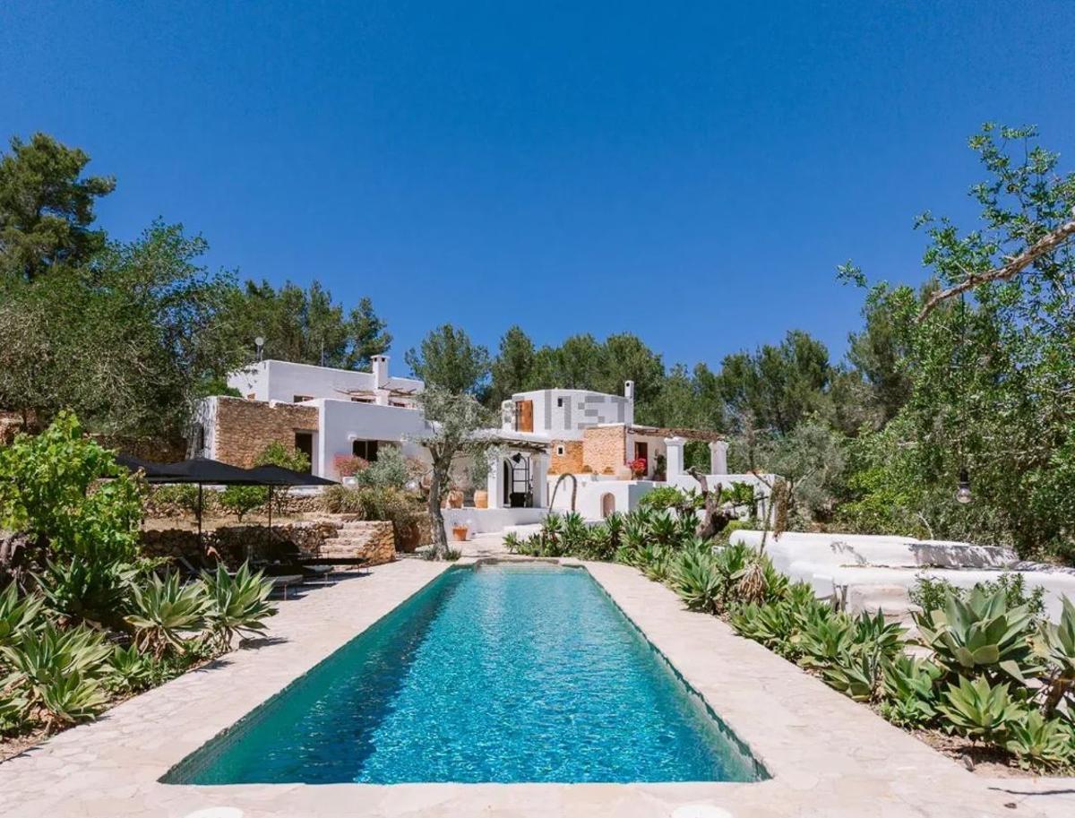 Así es una casa payesa del siglo XIX autosuficiente a la venta en Ibiza