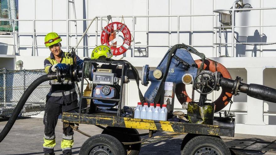La mujer que suministra combustible a los barcos en la gasolinera del Atlántico Medio: así funciona el bunkering en el Puerto de Las Palmas