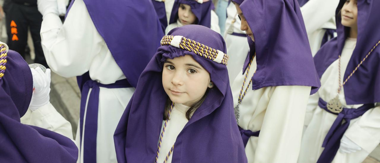 Una hermana del Amor. Niños y jóvenes se incorporan en buen número. Su relevo es necesario para las hermandades.