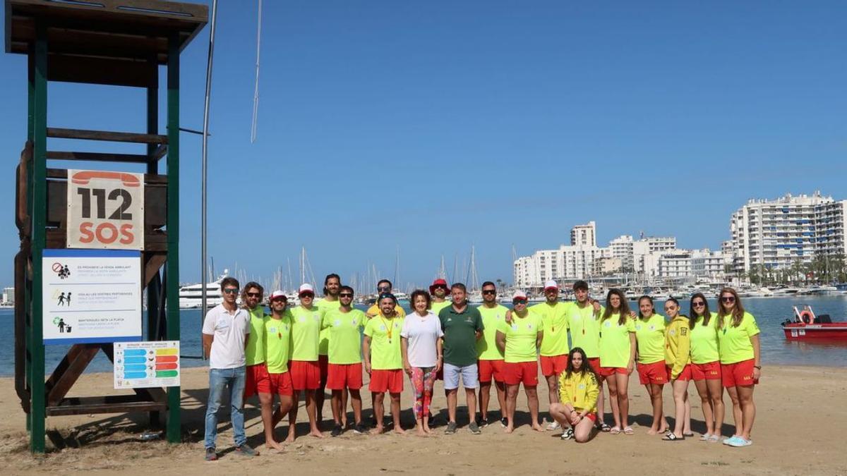 La concejala Neus Mateu con el equipo de socorristas, ayer en la playa de s’Arenal. | ASA 