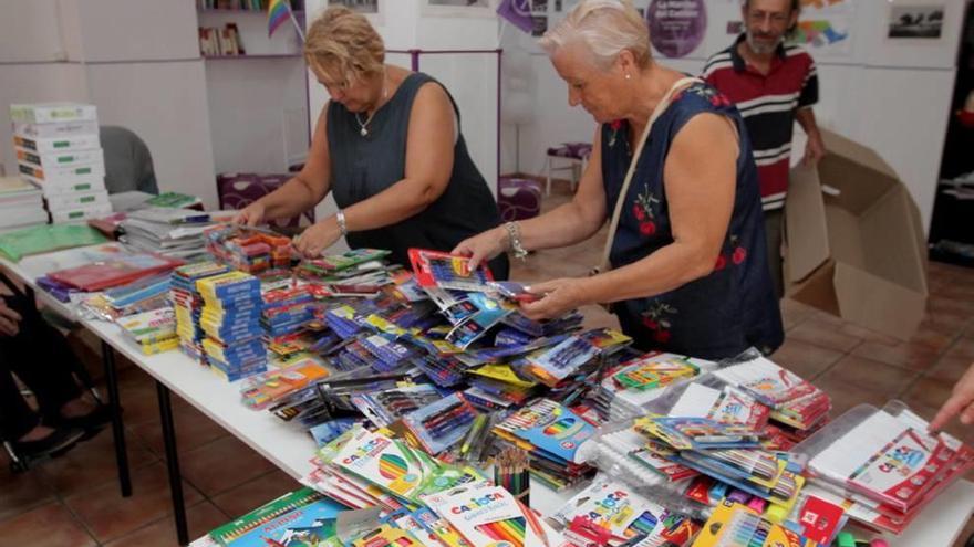 Podemos reparte material escolar entre familias necesitadas