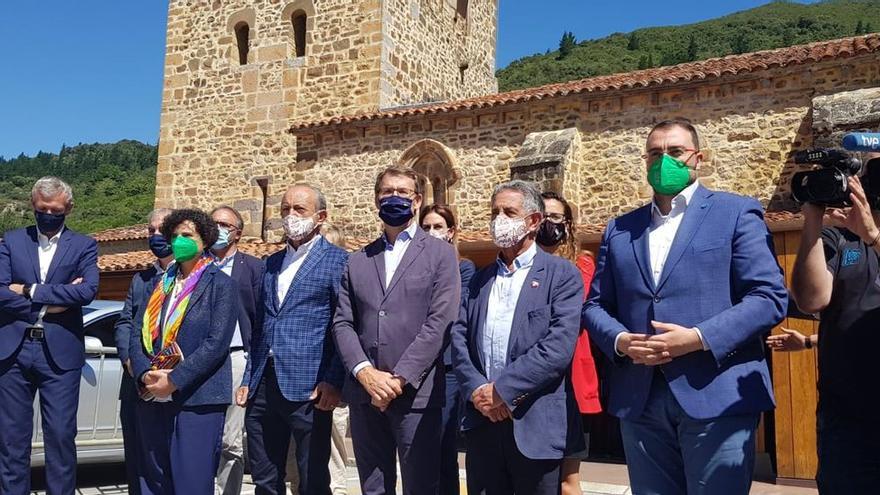 Barbón, Feijóo y Revilla no se apean de la mascarilla: &quot;Hay que llevarla encima, el virus sigue trabajando&quot;