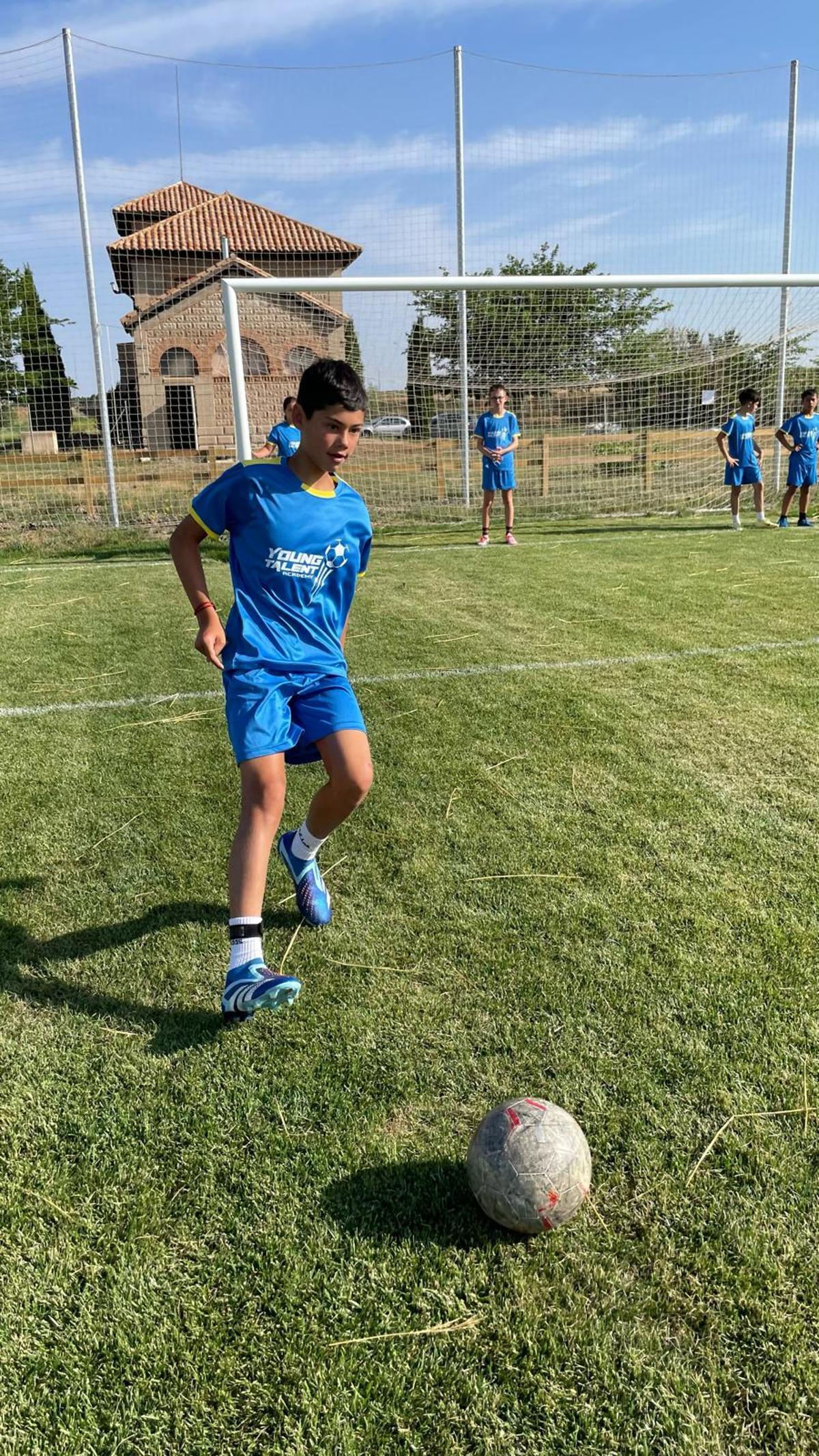 Un joven entrenando en el campus de Young Talent en Perales de Alfambra el año pasado