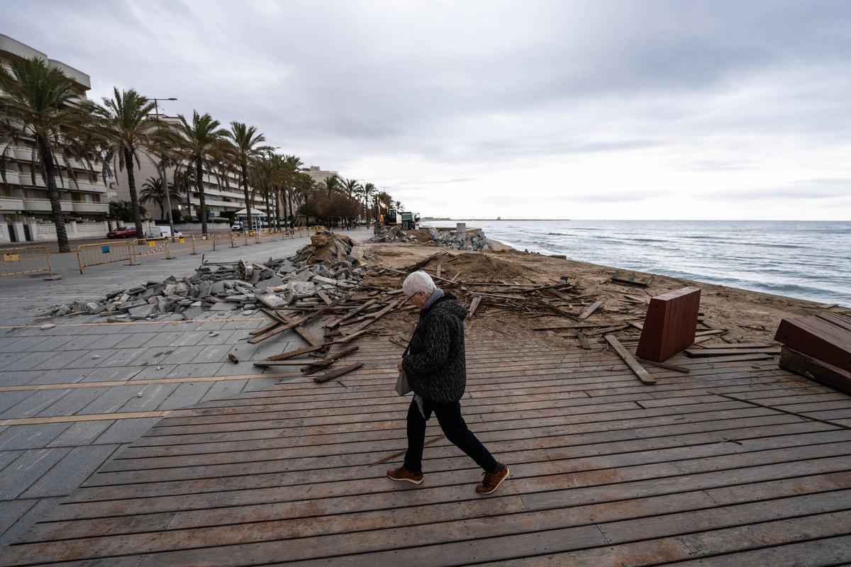 Calafell desmonta parte de su paseo marítimo para devolver espacio tomado a la playa