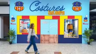 Una tienda de la Maquinista cose escudos de un club de Barcelona en tu ropa