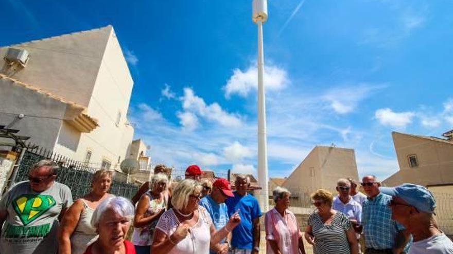 Vecinos de Ciudad Quesada junto a la antena de 30 metros ubicada junto a viviendas.