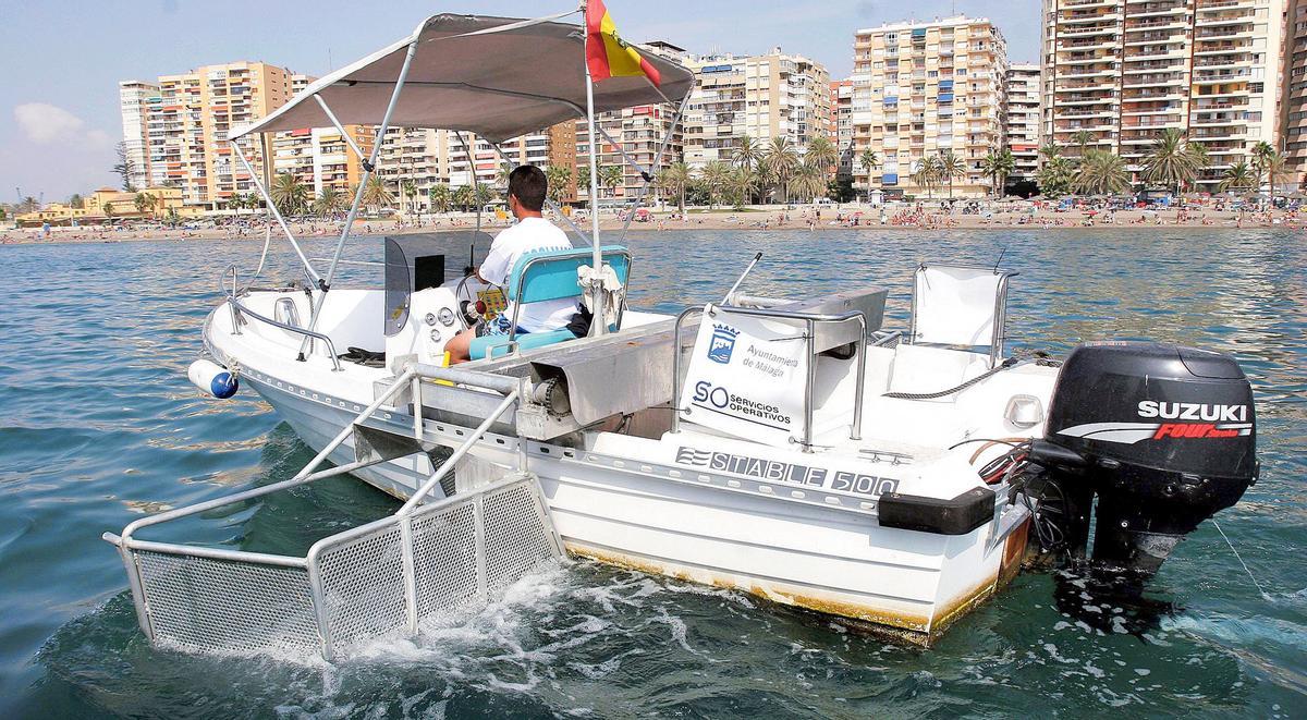 Algunos municipios del litoral malagueño han adelantado este año la limpieza de las aguas superficiales del mar, mediante embarcaciones recreativas, a estos primeros días de junio.