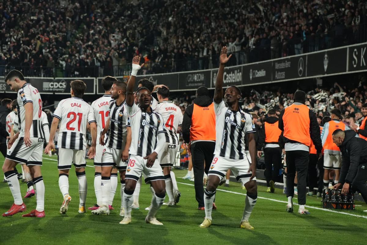 Cipenga y Camara celebran el primer gol del Castellón.