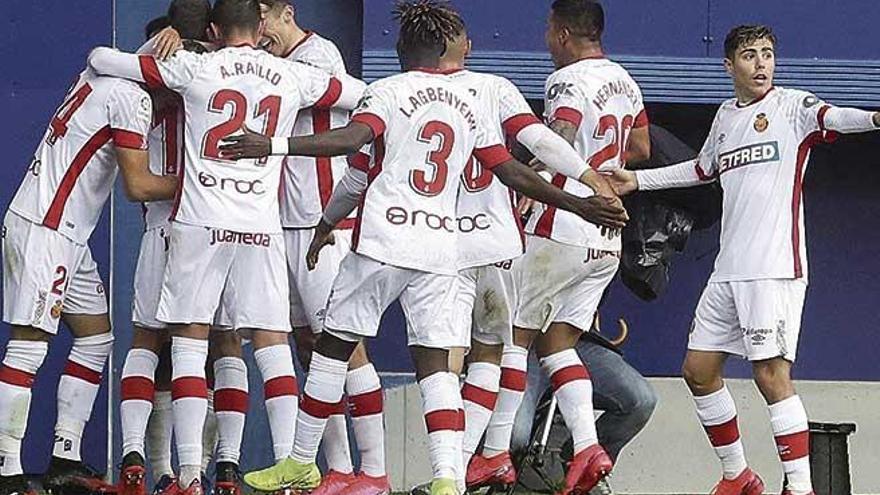 Los jugadores del Mallorca celebran el tanto de Dani RodrÃ­guez en el duelo ante el Eibar.