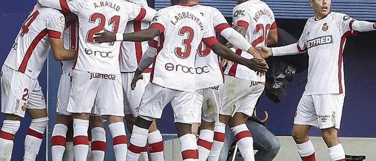 Los jugadores del Mallorca celebran el tanto de Dani RodrÃ­guez en el duelo ante el Eibar.