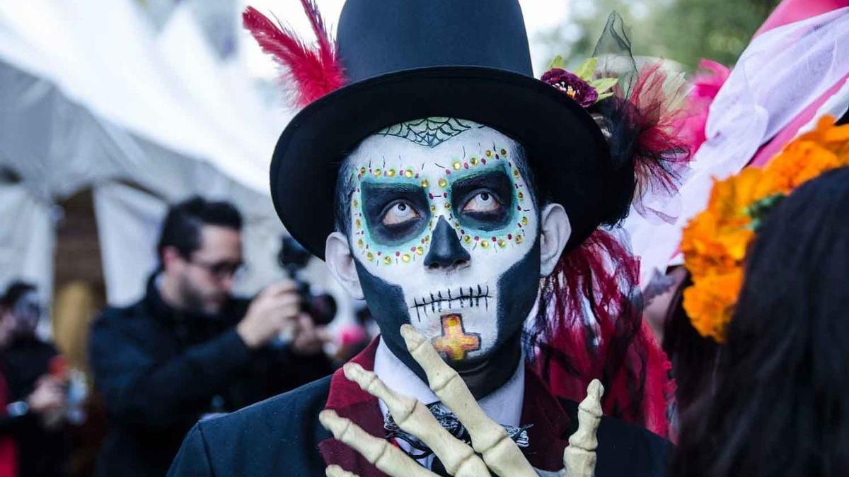 No es extrañeza, ni miedo o inquietud, lo que siento paseando entre las sepulturas.
