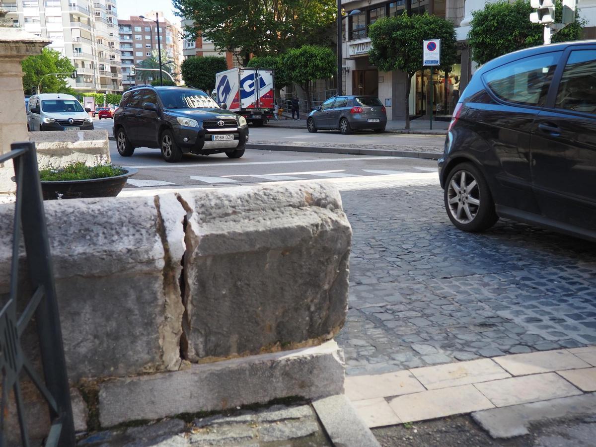 Pretil con despefectos por el impacto de un vehículo.