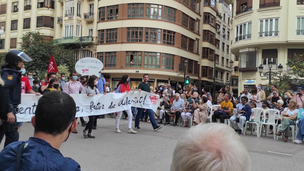 Un grupo de manifestantes en el recorrido de los Moros y Cristianos