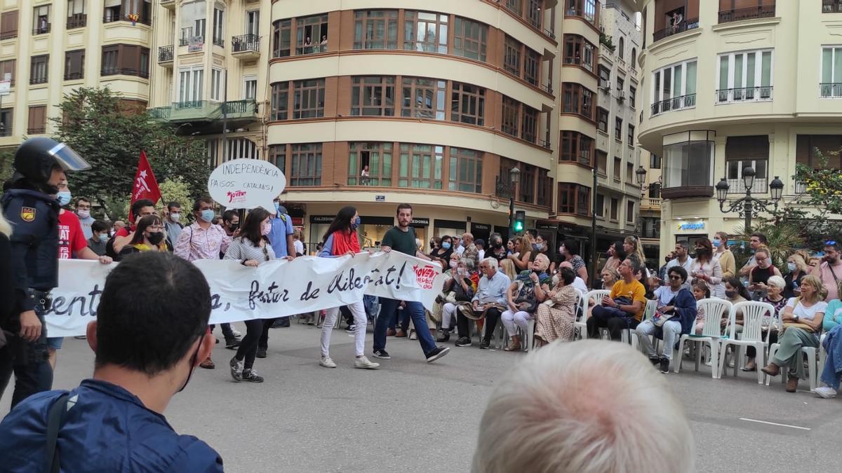 Un grupo de manifestantes en el recorrido de los Moros y Cristianos Un grupo de manifestantes en el recorrido de los Moros y Cristianos