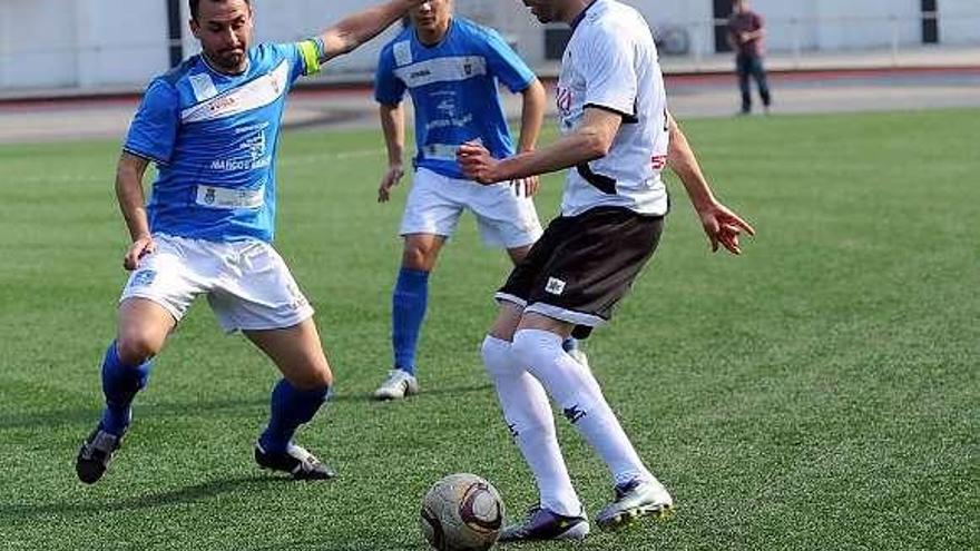 El caudalista Nacho Méndez controla el balón ante Jaime y Pelayo, del Covadonga.