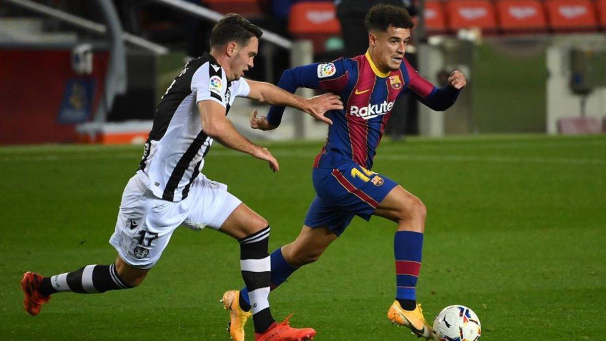 Philippe Coutinho, en una acción con el levantinista Vukcevic