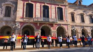 Cs desplega una bandera espanyola de 51 metres a les portes del Parlament