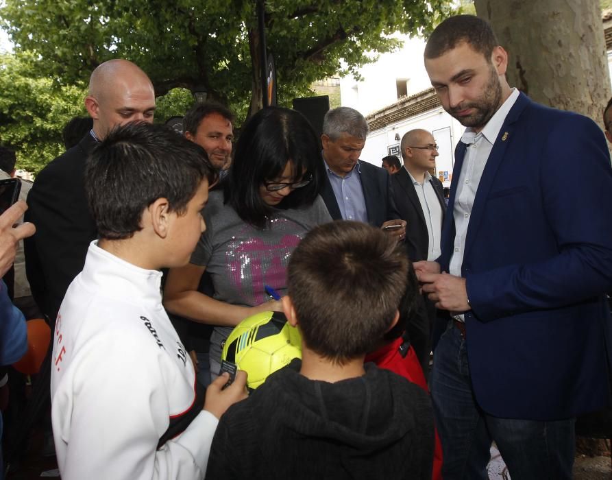 Zaza y Rodrigo con los aficionados en Requena