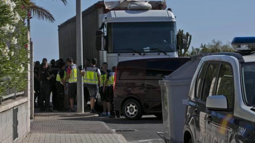 Los agentes de la Policía Nacional obligaron al camión a detenerse casi a las mismas puertas de la sede del Centro Europeo de Empresas Innovadoras de Elche (CEEI)
