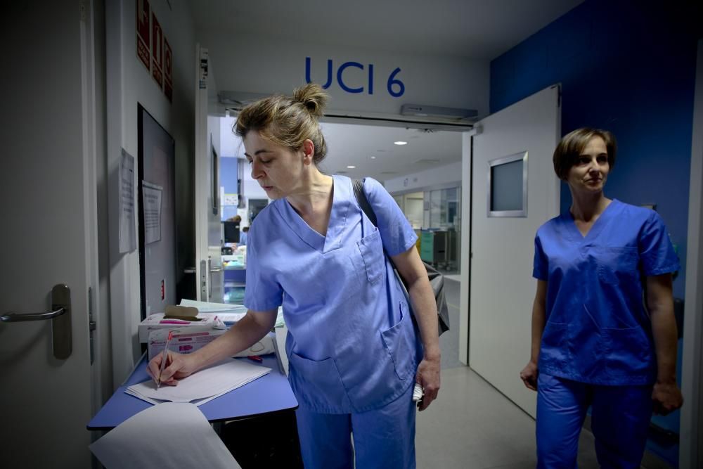 Así trabajan en la UCI del HUCA con enfermos de coronavirus