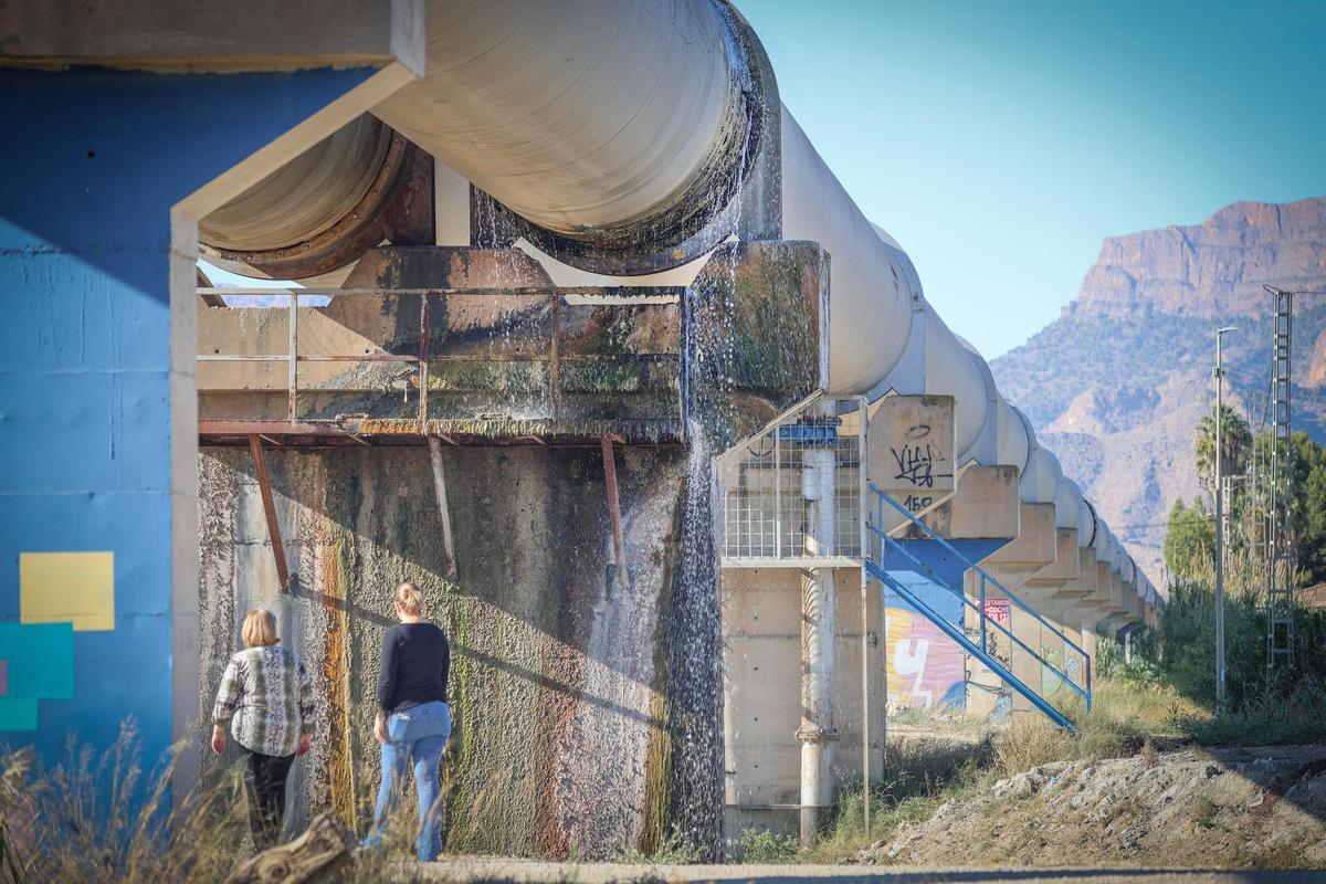 El sifón de Orihuela es una de las infrasestructuras más espectaculares del trasvase y postrasavse Tajo-Segura. Conecta la Sierra de Orihuela con la de Hurchillo, atravesando la huerta tradcional