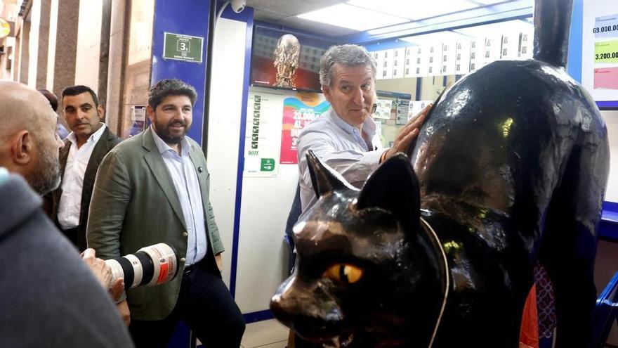 Feijóo no se va de Murcia sin probar suerte en el Gato Negro