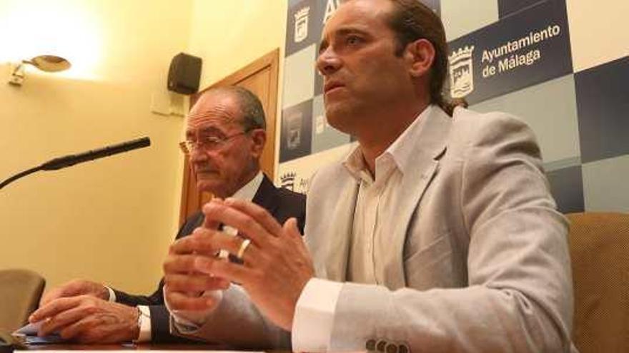 De la Torre y Juan Cassá comparecieron juntos para explicar el alcance de los recortes salariales.