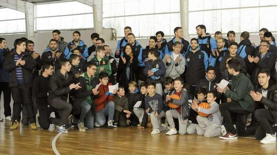 Aficionados y autoridades locales posaron para la foto de familia final con la plantilla de Moncho Fernández. // Bernabé/Javier Lalín