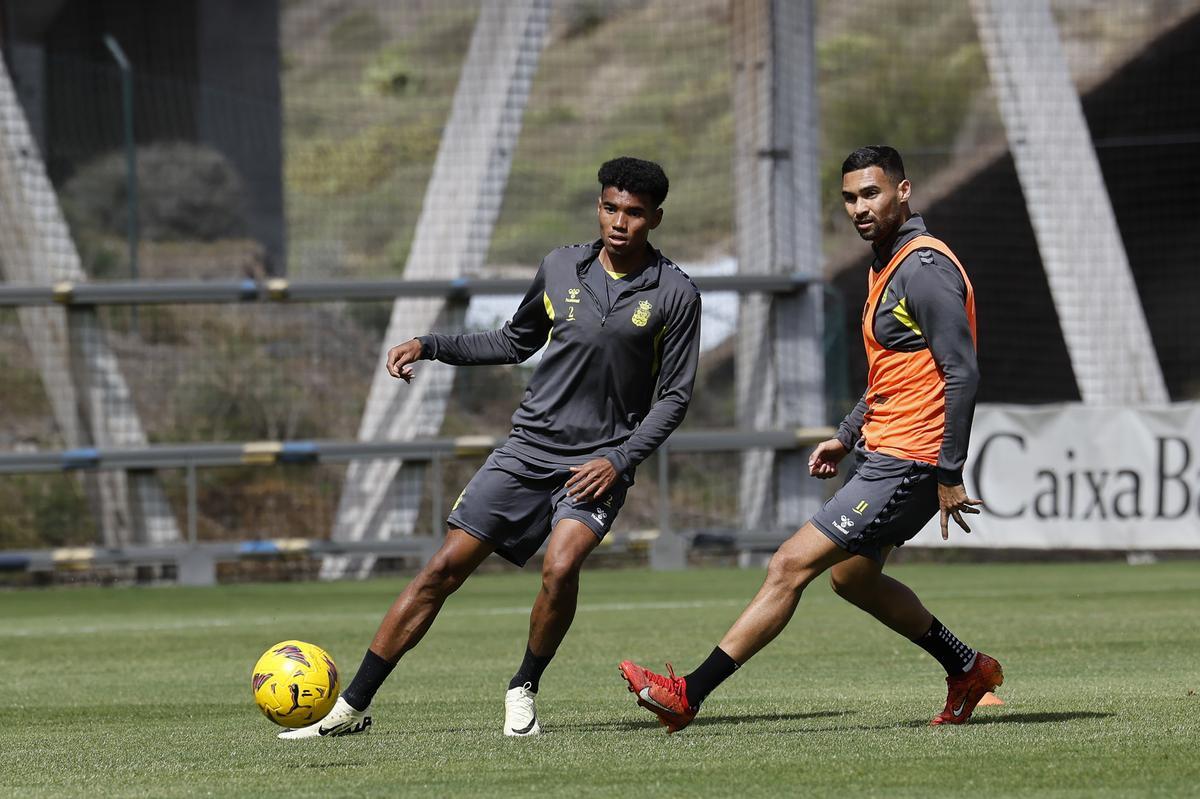 Marvin (o.) y Benito, en un  entrenamiento de la UD.