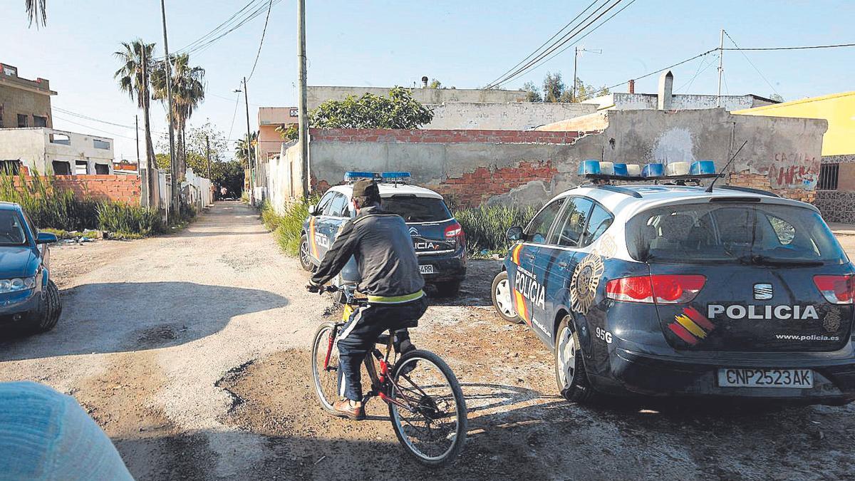 Imagen de una actuación policial en el barrio de Extramuros del Grao de Castelló.