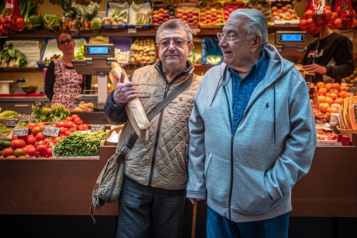 Alberto y Juan, consumidores en el Mercat de Sant Antoni.